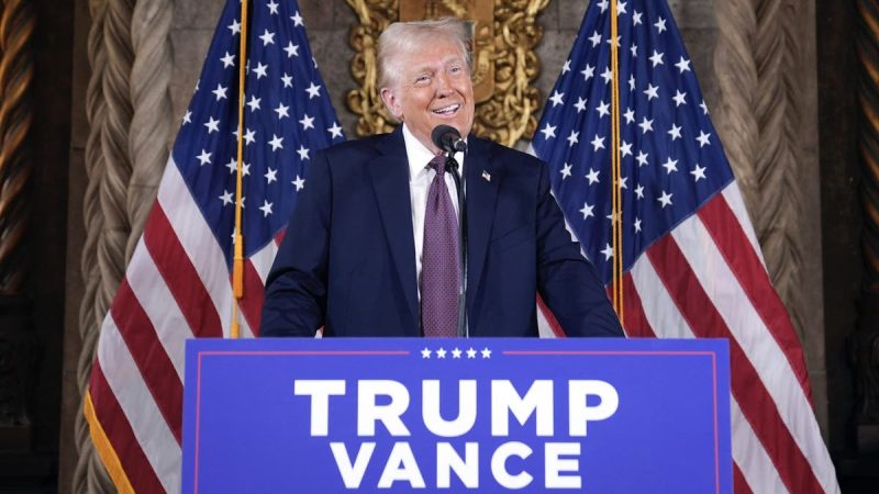  Trump huddling with Republican governors at Mar-a-Lago dinner