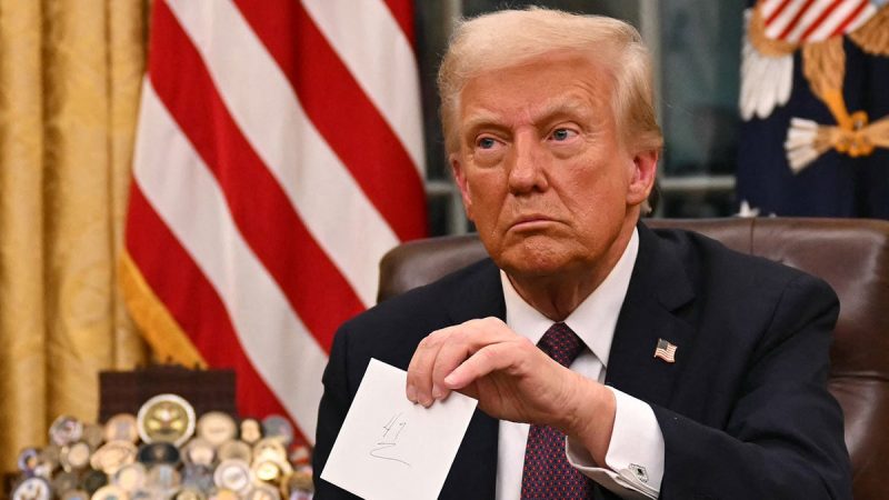  President Trump discovers letter from former President Biden in Resolute Desk