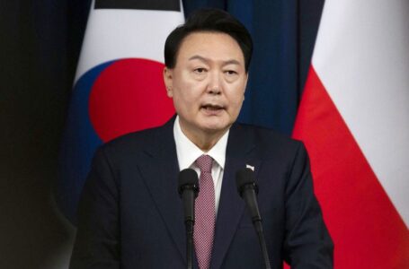 Investigators arrive at South Korean president’s residence to carry out arrest warrant