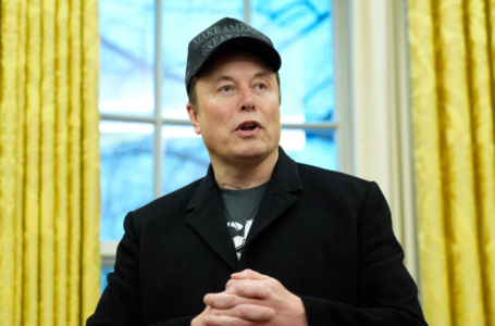 Elon Musk makes surprise appearance at CPAC