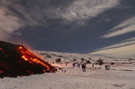 Tourists flock to erupting volcano in Italy, blocking rescue workers