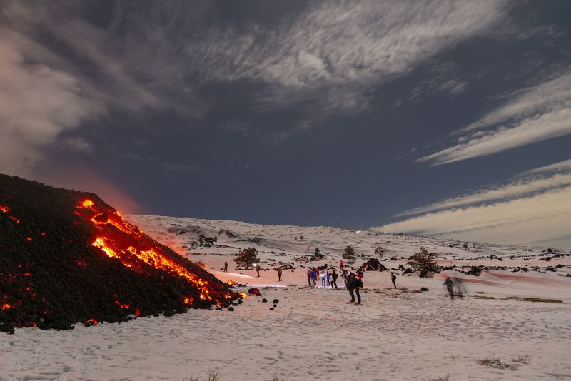  Tourists flock to erupting volcano in Italy, blocking rescue workers