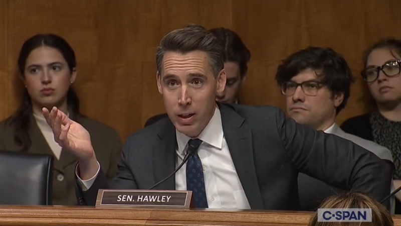  Hawley calls for watchdog over Ukraine aid after Democrats blocked previous effort