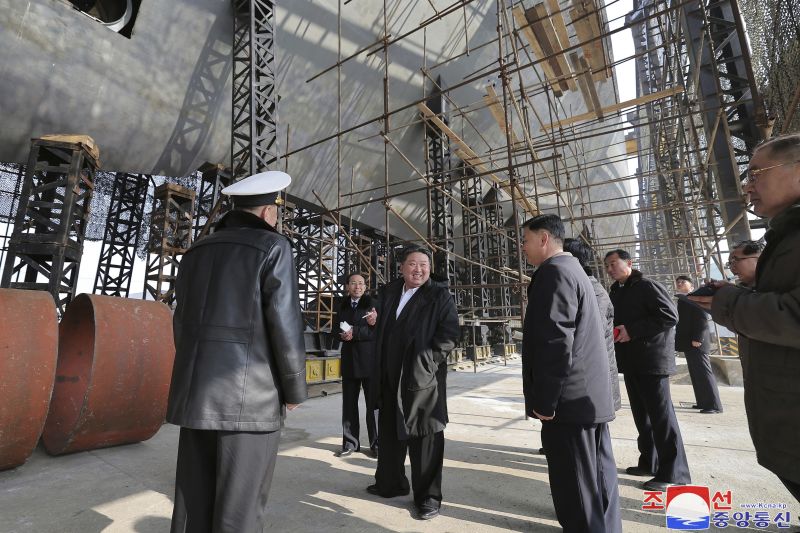  North Korea unveils what it says is a nuclear-powered submarine