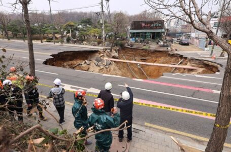 Motorcyclist who disappeared into Seoul sinkhole found dead after overnight search